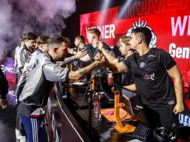 Gumayusi和T1队员握手