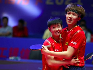 赛场欢乐瞬间：王楚钦孙颖莎挥拍间共享胜利喜悦