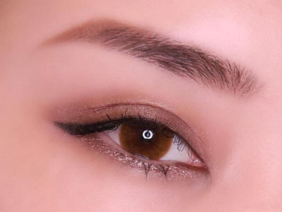 睫毛夹使用技巧：避免夹到肉，打造完美卷翘睫毛