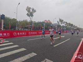 杨春龙夺得合肥马拉松男子组冠军