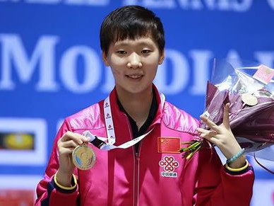 “王曼昱荣耀时刻：冠军城市宣传照见证辉煌瞬间”