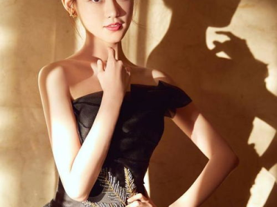 蝴蝶结环绕，祝绪丹演绎甜美时尚风采