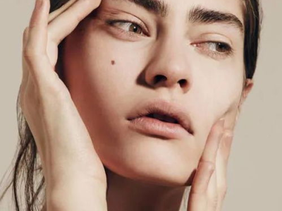 素颜下的真实：女演员卸妆后闭口问题引发关注